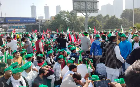 Noida News : दिल्ली जाने से किसानों को पुलिस ने रोका पुलिस-प्रशासन ने शासन स्तर पर वार्ता का दिया आश्वासन, दलित प्रेरणा स्थल पर डाला डेरा