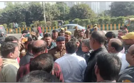 Noida News : फ्लैटों की रजिस्ट्री न होने पर सोसाइटी के निवासियों ने निकाली रैली, पुलिस ने रोका