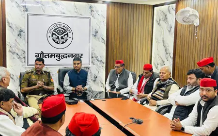 Noida News : जेल में बंद किसानों से नहीं मिला सपा का 16 सदस्ययी प्रतिनिधिमंडल, पुलिस ने रोका, डीएम से कराई वार्ता