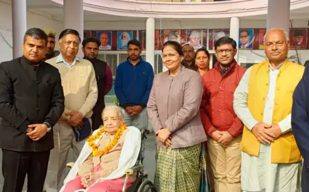 Noida News : पेंशनर दिवस पर वरिष्ठ नागरिकों को शाॅल पहनाकर किया सम्मानित, स्वास्थ्य की हुई जांच