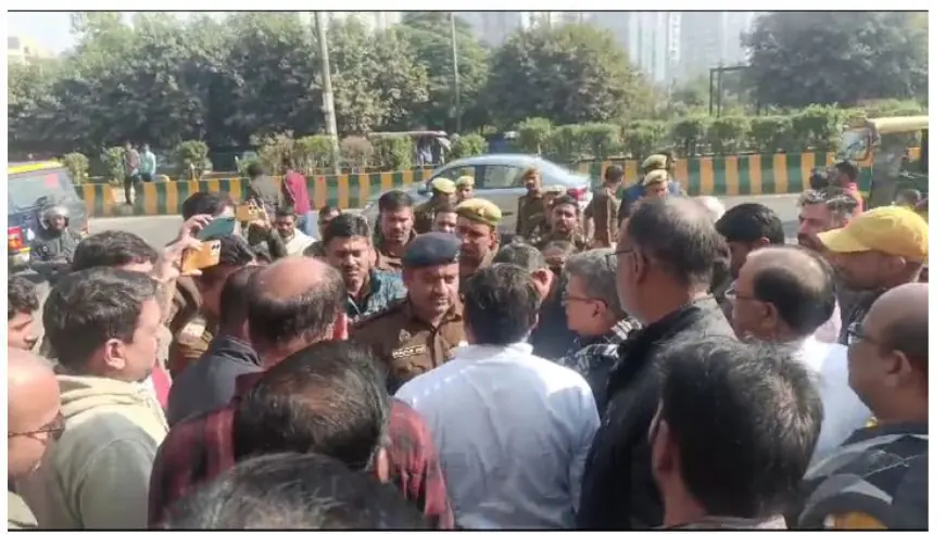 Noida News : फ्लैटों की रजिस्ट्री न होने पर सोसाइटी के निवासियों ने निकाली रैली, पुलिस ने रोका