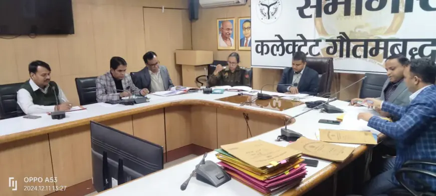 Noida News : उत्तर प्रदेश रानी लक्ष्मी बाई महिला सम्मान कोष योजना की डीएम ने की समीक्षा