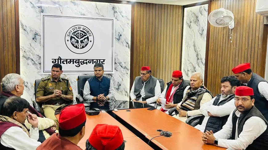 Noida News : जेल में बंद किसानों से नहीं मिला सपा का 16 सदस्ययी प्रतिनिधिमंडल, पुलिस ने रोका, डीएम से कराई वार्ता
