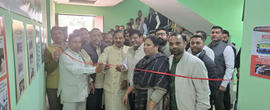 Noida News : देश के पूर्व प्रधानमंत्री की जीवनी पर आधारित चित्र प्रदर्शनी का सांसद ने किया उद्घाटन