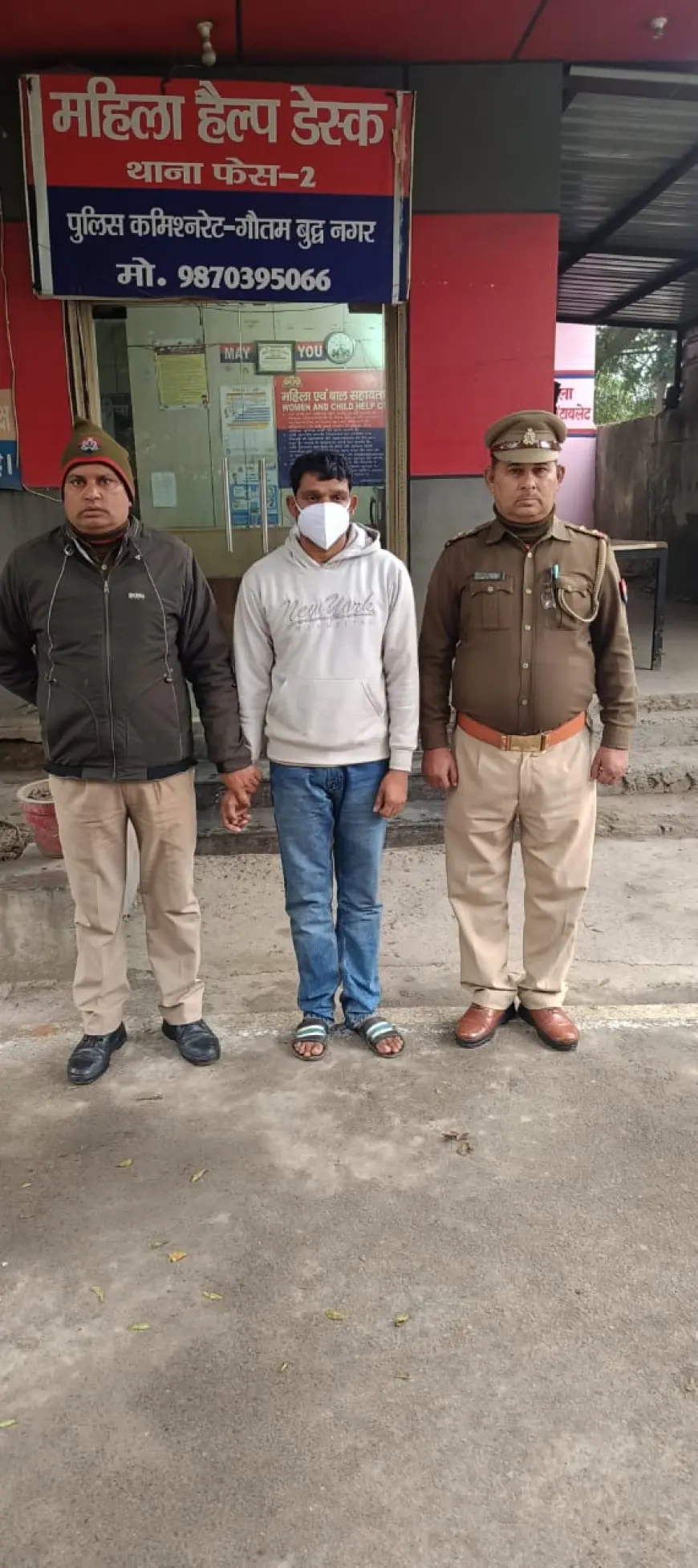Noida News : घरों से मोबाइल फोन चोरी करके खाते में रकम ट्रांसफर करने वाले गैंग का एक सदस्य गिरफ्तार
