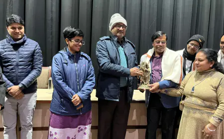 Greater Noida News : ग्रेटर नोएडा प्राधिकरण के चार कर्मचारी सेवानिवृत्त, एसीईओ ने दी विदाई