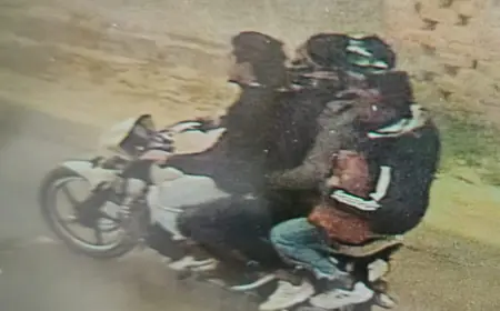 Noida News : फैक्ट्री मालिक की कार से डेढ़ लाख रुपए से भरा हुआ बैग चोरी, सीसीटीवी कैमरे में कैद हुए बदमाश