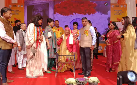 Noida News : नोएडा में 15वें राष्ट्रीय मतदाता दिवस पर बुजुर्गों को शाॅल ओढ़ाकर किया सम्मानित