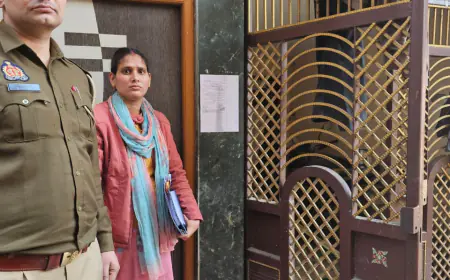 Noida News : शादी का झांसा देकर युवती के साथ बलात्कार करने वाले फरार आरोपी के घर पर पुलिस ने चस्पा किया नोटिस