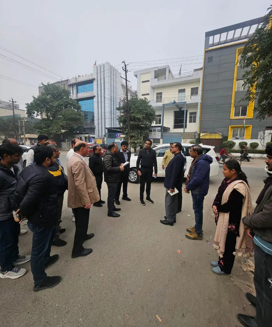 Noida News : नोएडा शहर की साफ-सफाई में पलीता लगाने वाले वरिष्ठ प्रबंधक पर कार्रवाई, 3 ठेकेदारों पर लगा 4 लाख का जुर्माना