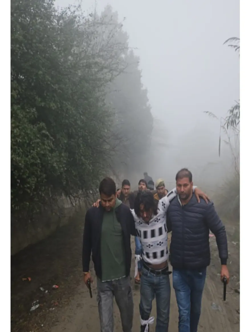 Noida News : उद्योगपति की कार से रुपयों से भरा बैग चुराने वाले दो बदमाश मुठभेड़ में घायल