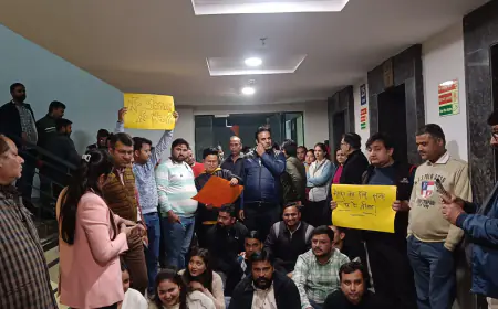 Noida News : सुपरटेक के कर्मचारियों को पांच माह से नहीं मिला वेतन, आईआरपी कार्यालय पर किया प्रदर्शन