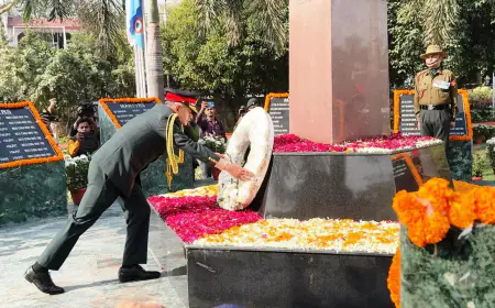 Noida News : नोएडा शहीद स्मारक पर थल सेनाध्यक्ष ने अर्पित की श्रद्धांजलि, स्मारिका का किया विमोचन