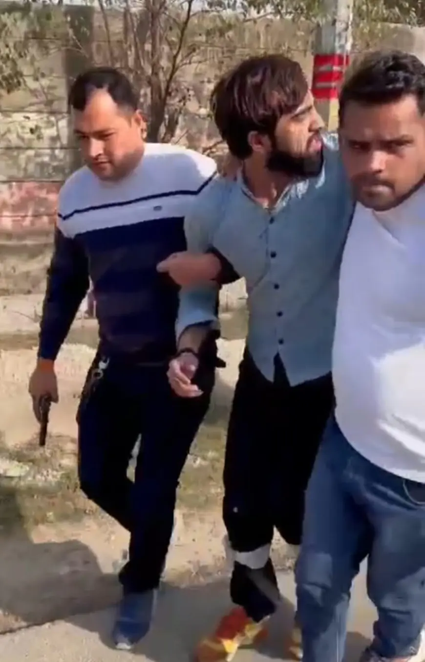 Noida News : ट्रैक्टर चालक और उसके साथी को गोली मारने वाले दो बदमाश मुठभेड़ के दौरान गिरफ्तार, एक के पैर में लगी गोली