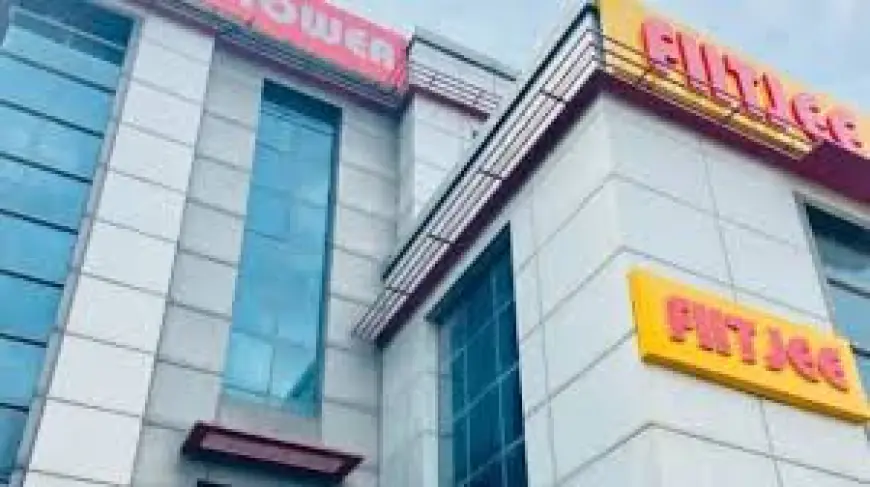 Noida News : फिटजी प्रबंधन ने प्रयागराज की तर्ज पर बैंक खाते सीज न करने की लगाई गुहार