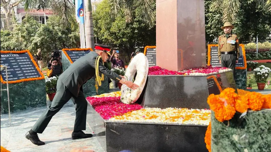 Noida News : नोएडा शहीद स्मारक पर थल सेनाध्यक्ष ने अर्पित की श्रद्धांजलि, स्मारिका का किया विमोचन