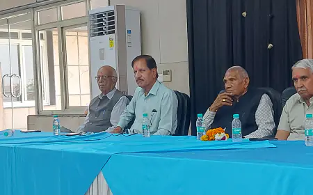 Noida News : गौतम बुद्ध नगर पेंशनर्स ट्रस्ट ने किया होली मिलन का आयोजन