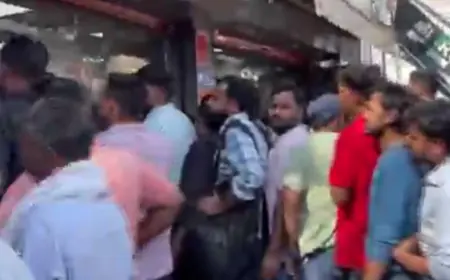 Noida News :  शराब की बोतल पर भारी छूट, ठेको पर लगी लंबी लाइन