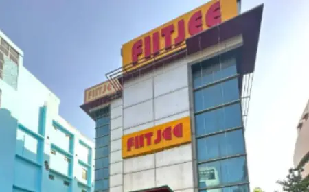 Noida News : पैसा लौटाए बिना फिटजी सेंटर खोलने पर अभिभावकों ने किया विरोध