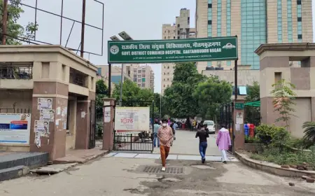 Noida News : जिला अस्पताल के बेसमेंट में लावारिस हालत मे मिली भारी मात्रा मे पीपीई कीट