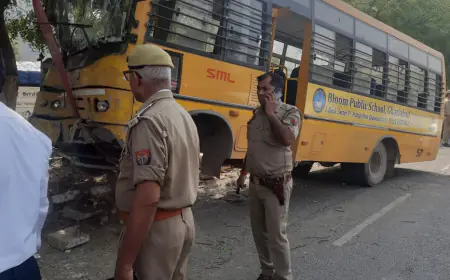 Greater Noida News : अनियंत्रित स्कूली बस पेड़ से टकराई,  चार बच्चे घायल