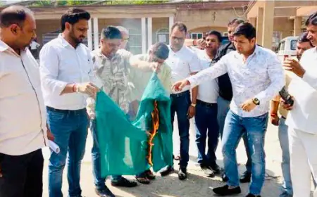 Greater Noida News :  पहलगाम आतंकी हमले के विरोध में व्यापारियों ने कलेक्ट्रेट पर पाक का जलाया झंडा