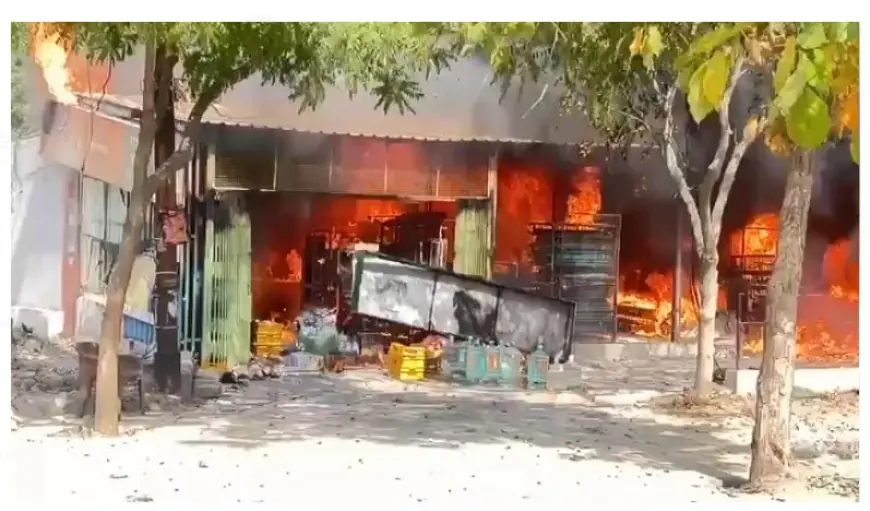 Noida News  : सेक्टर-49 में जनरल स्टोर की दो दुकानों में लगी आग