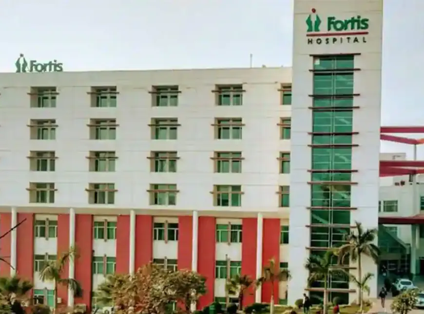 Noida  News : फोर्टिस अस्पताल  के बाथरूम में मिला स्वास्थ्य कर्मी का शव, परिजनों ने किया हंगामा
