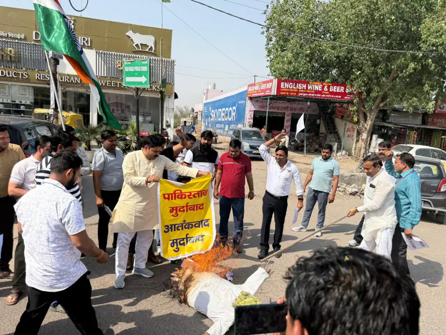 Greater Noida News : आतंकी हमले का विरोध में करप्शन फ्री इंडिया ने पाक व आतंकवाद का फूंका पुतला