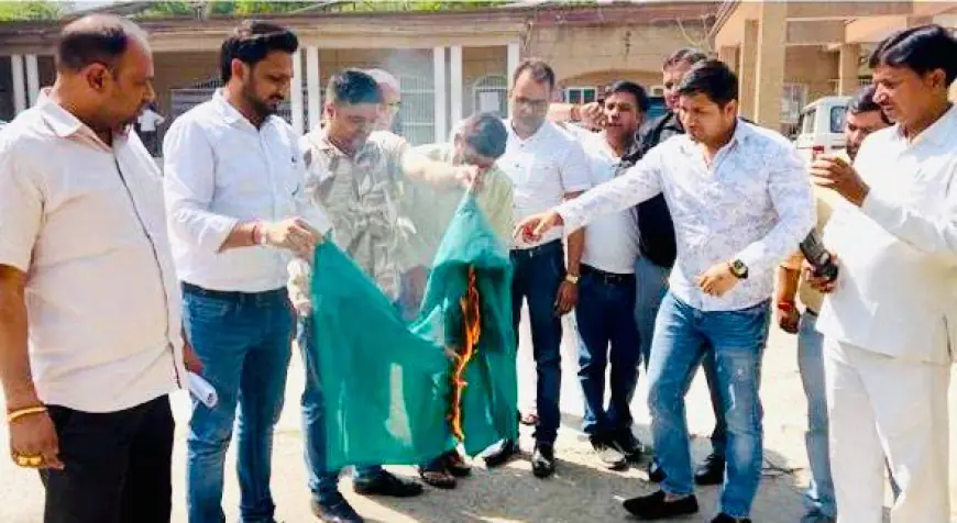 Greater Noida News : पहलगाम आतंकी हमले के विरोध में व्यापारियों ने कलेक्ट्रेट पर पाक का जलाया झंडा