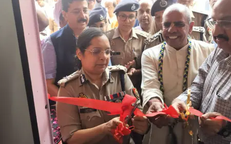 Noida News : महिलाओं व बालिकाओं की सुरक्षा के लिए सीपी ने पुलिस पिंक बूथ का किया उद्घाटन