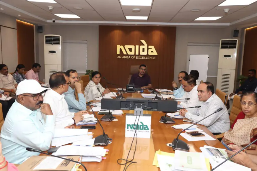 Noida News : नोएडा में ग्रुप हाउसिंग सोसायटियों में अवैध व्यवसायिक गतिविधियां होगी बंद, अवैध निर्माण करने वालों पर नामजद एफआईआर