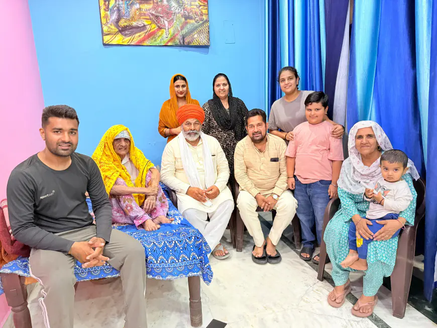 Noida News : नोएडा पहुंचे भाकियू के राष्ट्रीय प्रवक्ता, किसान नेता के बुजुर्ग मां से की मुलाकात