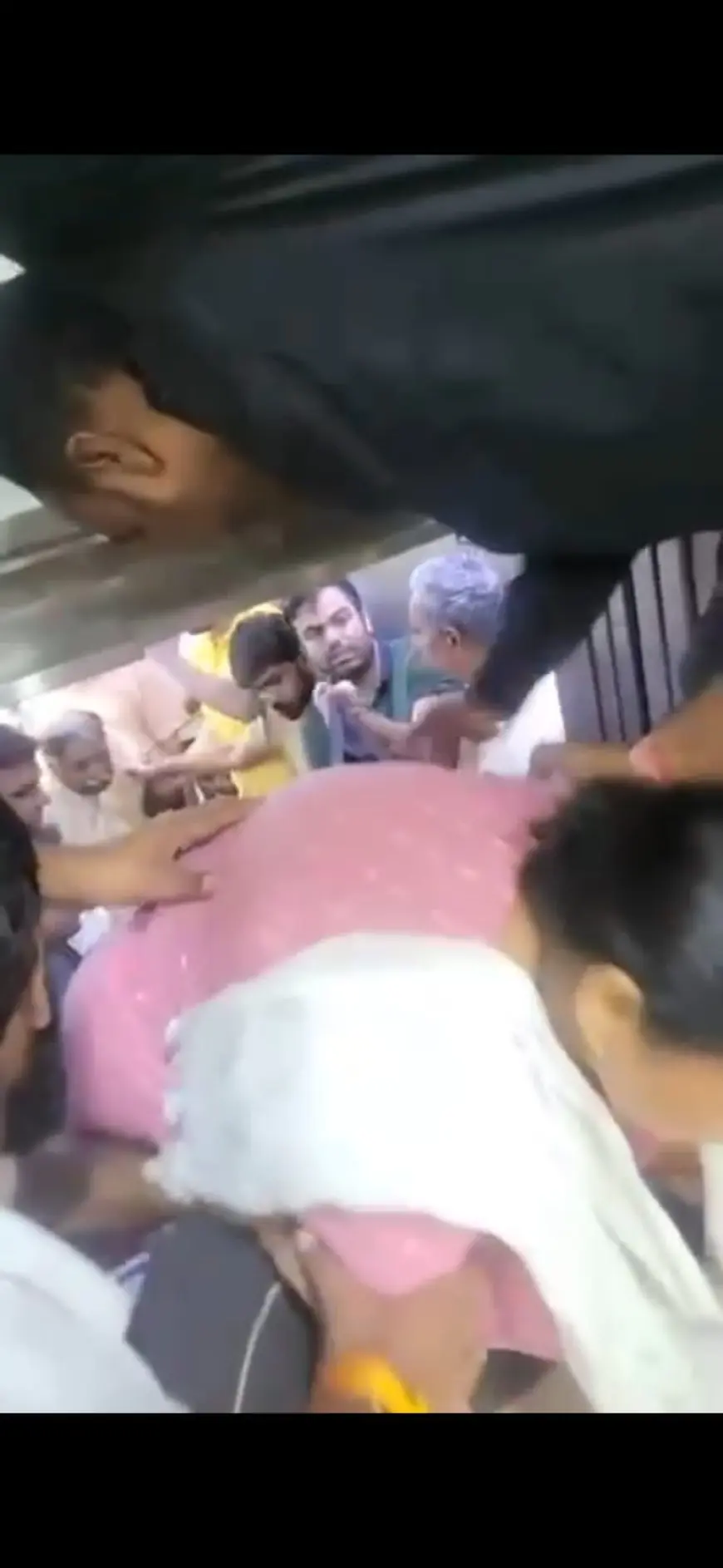 Greater Noida West News : यथार्थ अस्पताल की लिफ्ट मे आधे घंटे तक फंसे रहे 16 लोग