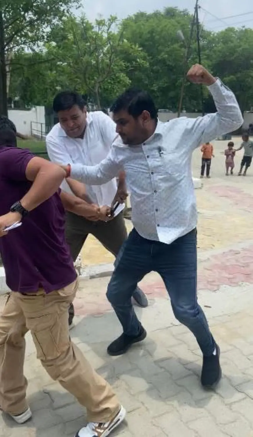 Noida News : सदर तहसील में दबंग लेखपाल ने अन्नदाता को दौड़ा-दौड़ा कर पीटा, किसान संगठनों में आक्रोश
