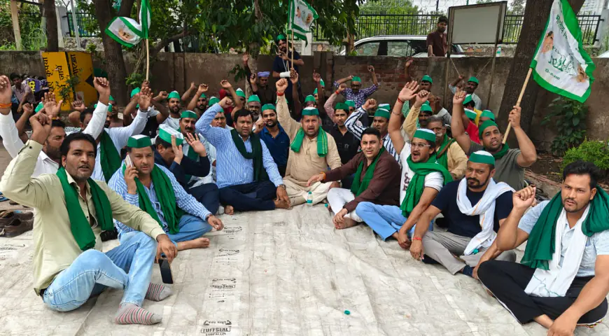 Noida News  : भारतीय किसान यूनियन ने बिजली घर पर भ्रष्टाचार व अभद्रता के खिलाफ किया प्रदर्शन