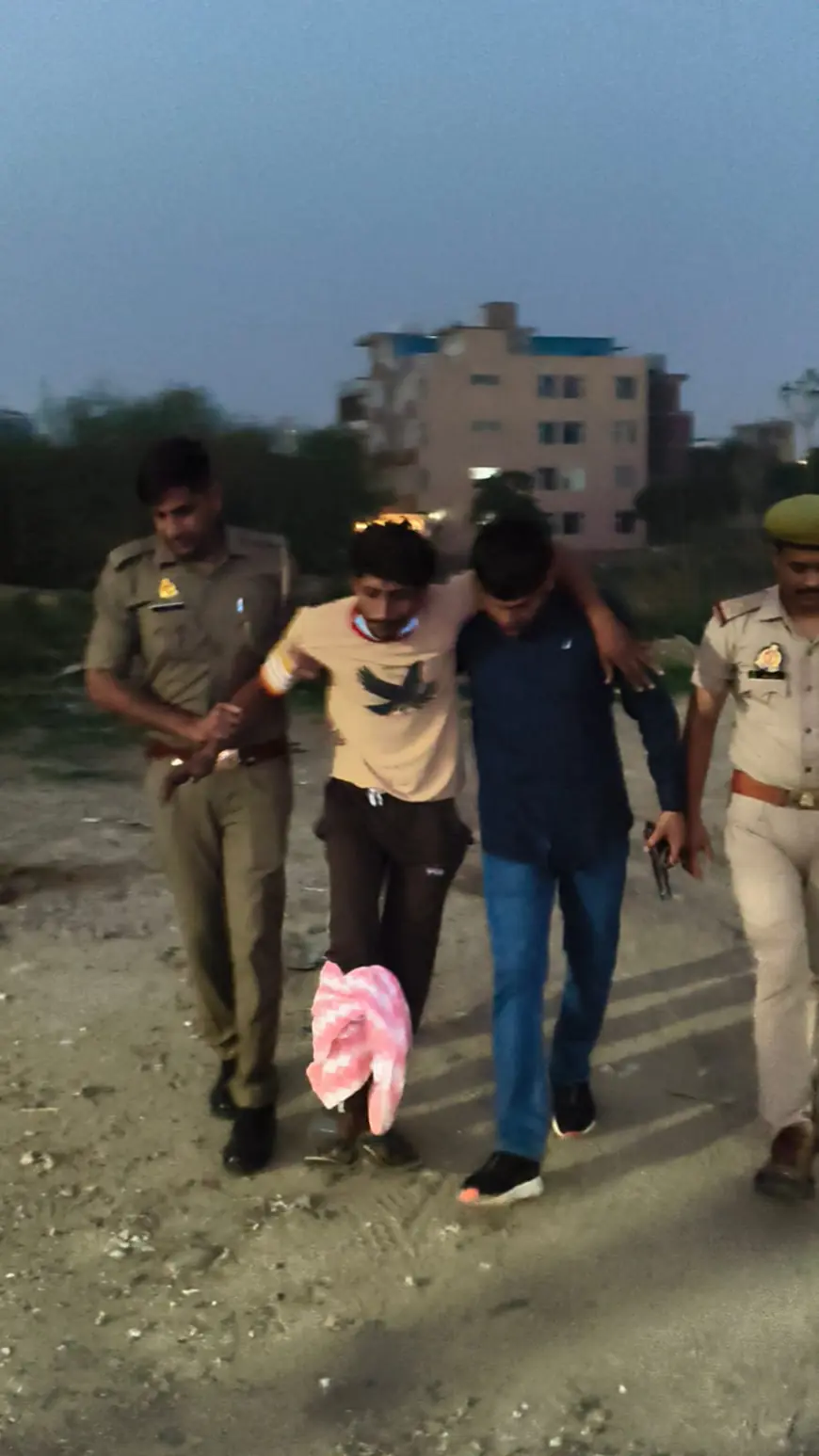 Greater Noida News : पुलिस मुठभेड़ में तीन बदमाश गिरफ्तार, एक के पैर में लगी गोली
