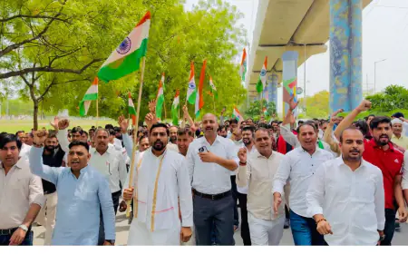 Greater Noida News :  किसान मजदूर संघर्ष मोर्चा ने नलकूप ऑपरेटरों की समस्याओं पर किया हल्ला बोल प्रदर्शन, प्राधिकरण अधिकारियों से हुई वार्ता