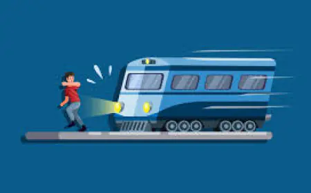 Noida News :ट्रेन की चपेट में आने से छात्र सहित तीन की मौत