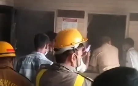 Noida News : मेट्रो अस्पताल में आग लगी