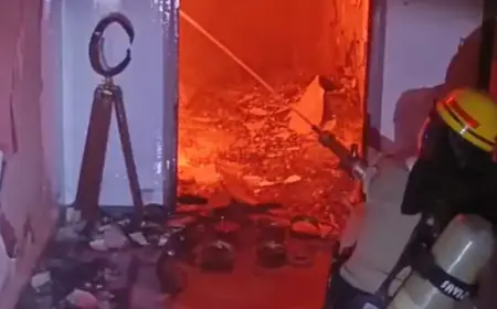 Noida News : एयर कंडीशनर में हुए ब्लास्ट से घर में लगी भयंकर आग