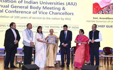 Noida News : गरीब बच्चों की शिक्षा की जिम्मेदारी ले विश्वविद्यालय: राज्यपाल