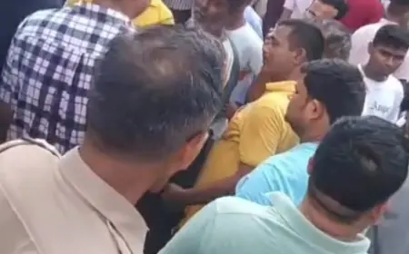 Greater Noida News : ट्रक ने मारी बाइक में टक्कर, एक युवक की मौत, एक की हालत गंभीर आक्रोशित ग्रामीणों ने सड़क पर शव रखकर लगाया जाम, मौके पर पहुंचा भारी पुलिस बल