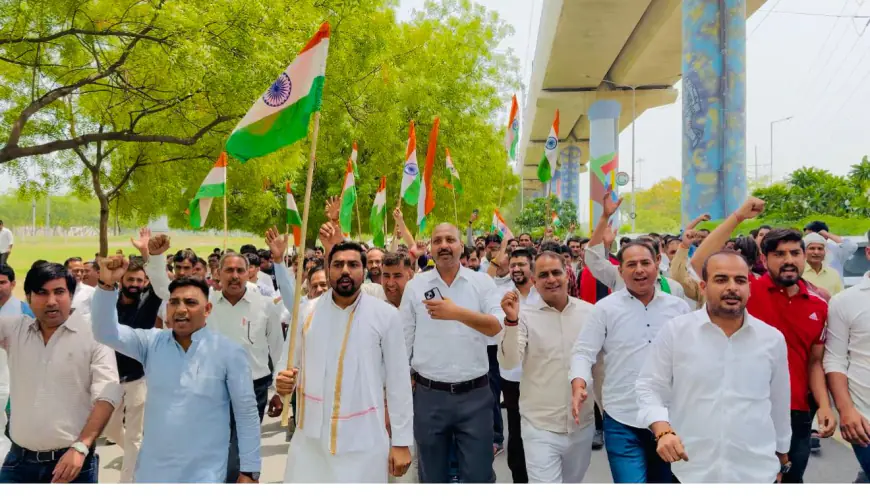 Greater Noida News : किसान मजदूर संघर्ष मोर्चा ने नलकूप ऑपरेटरों की समस्याओं पर किया हल्ला बोल प्रदर्शन, प्राधिकरण अधिकारियों से हुई वार्ता