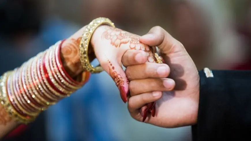 Noida News : विवाह प्रमाण पत्र की त्रुटि ने किया पत्नी से दूर, 4 साल बाद विदेशी पत्नी से मिल सकेगा पति