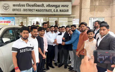 Greater Noida News : विभिन्न संगठनों ने छात्रा के आत्महत्या के मामले को लेकर किया प्रदर्शन