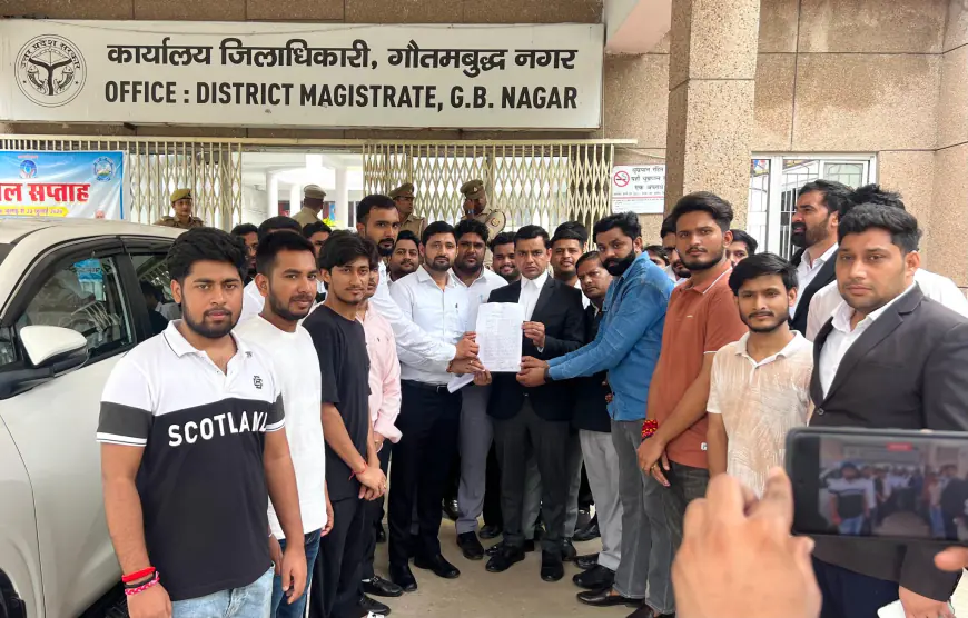 Greater Noida News : विभिन्न संगठनों ने छात्रा के आत्महत्या के मामले को लेकर किया प्रदर्शन
