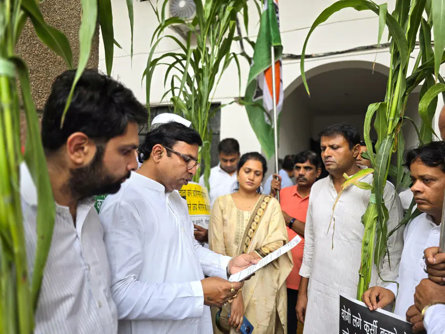 Greater Noida News कांग्रेस ने किसानों के समर्थन में किया प्रदर्शन, ज्ञापन सौंपा