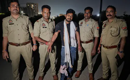 Greater Noida News : समाजसेवी की हत्या में शामिल पांच बदमाश मुठभेड़ में गिरफ्तार, 2 को लगी गोली