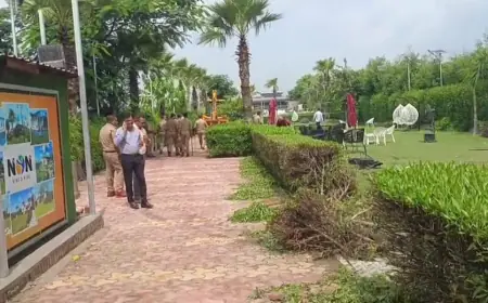 Noida News : यमुना नदी के डूब क्षेत्र मे बने अवैध फार्म हाउसों पर चला नोएडा प्राधिकरण का बुलडोजर, दर्जनों हुए ध्वस्त